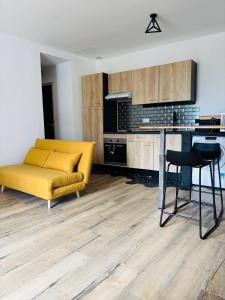 a living room with a yellow couch and a table at Casa Straboni Corte in Corte