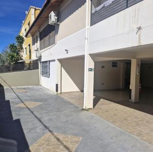 an empty parking lot next to a building at Acqua Flats Jaguariúna in Jaguariúna