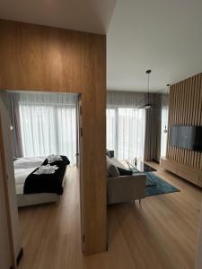 Postel nebo postele na pokoji v ubytování Aparthotel NAD ZATOKĄ Jezioro Ukiel