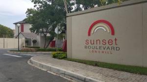 een bord voor een Suntrust-gebouw op een parkeerplaats bij Eden Place in Vosburg