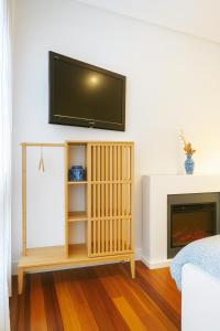 TV a/nebo společenská místnost v ubytování KH Lezama Suites, Breakfast & Laundry LB0530