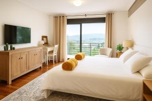 Postel nebo postele na pokoji v ubytování KH Lezama Suites, Breakfast & Laundry LB0530