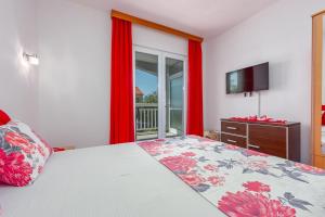 Televízia a/alebo spoločenská miestnosť v ubytovaní Villa Vrebac Badem on the Peljesac peninsula
