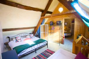 a bedroom with a bed in a attic at Maison de pêcheur à 50m de la mer & 10min ferry, 3 chambres, 7 personnes, intendance Luxury Host in Cherbourg en Cotentin