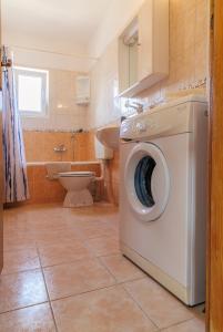 Ένα μπάνιο στο Apartment Place 2 Stay +28 φωτογραφίες