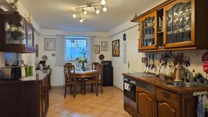 a kitchen with a table and a dining room at Mondänes Zimmer nahe Alex in Villenlage in Berlin
