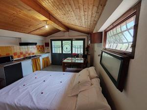 een slaapkamer met een groot bed en een keuken bij Cozy house in the Chianti region in Castelnuovo Berardenga +17 foto's