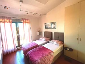 une chambre avec deux lits et une fenêtre dans l'établissement SeaView Studio, à Umag