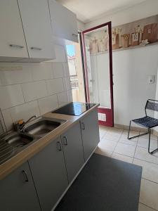 eine Küche mit Spüle und Arbeitsplatte in der Unterkunft Chambre à 20 minutes de Paris TOUR EIFFEL, APPARTEMENT COMMUN in Épinay-sur-Seine