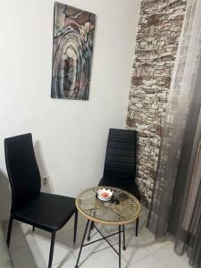 a room with two chairs and a table and a painting at Sivas Bar in Bar