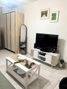 a living room with a tv and a table at Sivas Bar in Bar