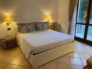 een slaapkamer met een groot bed met twee lampen bij Casa Luisa in Desenzano del Garda +18 foto's