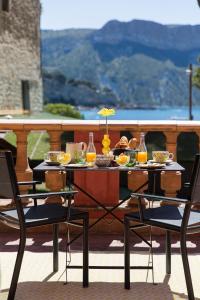 - une table avec 2 chaises dans l'établissement Le Jardin d'Emile, à Cassis