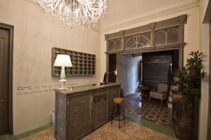 een grote kamer met een bureau en een kroonluchter bij BYPILLOW Cluc Begur in Begur