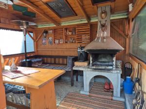 an outdoor kitchen with a stove in a cabin at Apartmán u zajaca v Liptovskom Trnovci in Liptovský Trnovec