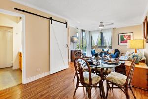 een eetkamer en woonkamer met een tafel en stoelen bij Kahana Manor 316 condo in Kahana +13 foto's