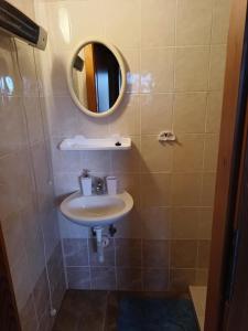 A bathroom at Chata Jindřiška