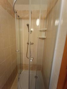 A bathroom at Chata Jindřiška