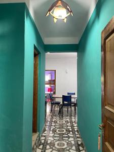 a room with green walls and a table with chairs at Mi cielo 3 in Santa María