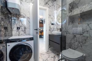 Un baño con lavadora y lavabo. en Penthouse Luka, en Trogir 68 fotos más
