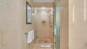 Ένα μπάνιο στο Ritz- Carlton Beachfront Private Luxury 2Br Condo +29 φωτογραφίες