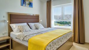 ein Schlafzimmer mit einem großen Bett mit Fenster in der Unterkunft Vila Bernarda by Resort Čulina in Metajna + 32 Fotos
