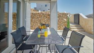 einen Tisch mit einer Obstschale auf einer Terrasse in der Unterkunft Vila Bernarda by Resort Čulina in Metajna