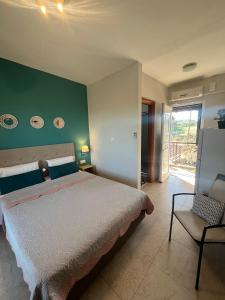 Postel nebo postele na pokoji v ubytování Sofia & Lakis House