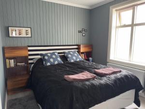 Steinhúsið客房内的一张或多张床位