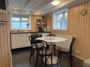 Una cocina o cocineta en Steinhúsið