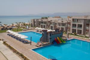 uitzicht op een zwembad in een resort bij Elite Residence & Aqua Park in Ain Sokhna