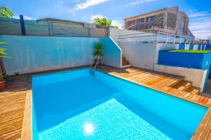 Bazén v ubytování Hostel AzorAzul - Pool & Suite nebo v jeho okolí