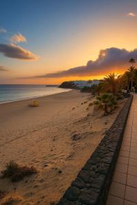 コスタ・カルマにあるLa Cabaña - Fuerteventuraのヤシの木と夕日の海のビーチ