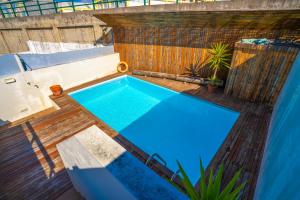Bazén v ubytování Hostel AzorAzul - Pool & Suite nebo v jeho okolí