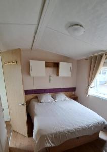 a bedroom with a bed in a room with a window at VICTORY-CELESTE 4 Places in Saint-Jean-de-Monts