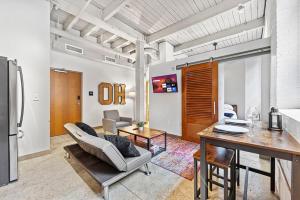 Una cocina y un comedor con mesa y sillas. en Brooklyn Style Loft l DT l Parking l Cafe, en Cleveland