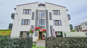 ヤシにあるAmurResidence Ap3 Barbeque Airport&Parkingの白い家