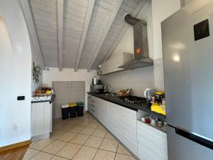 a kitchen with a stove and a refrigerator at Casa Rosa in Luisago
