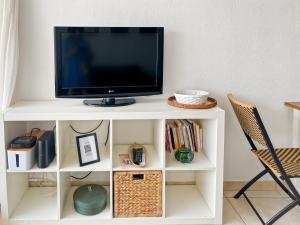 einen TV auf einem weißen Regal in der Unterkunft Carnon vue Port in Mauguio + 4 Fotos