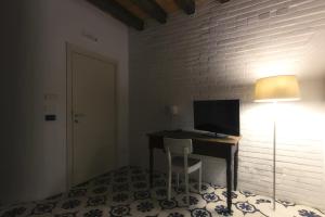 a room with a table and a lamp at Antichi Ricordi in Caltanissetta