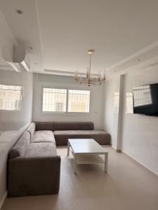 Uma televisão e/ou sistema de entretenimento em Tetouan Relax Apartement