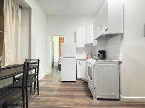 Kuchyň nebo kuchyňský kout v ubytování Cozy 1BR Gem