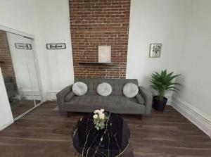 Posezení v ubytování Cozy 1BR Gem
