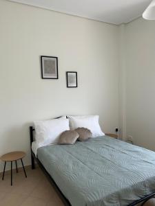 a bed in a bedroom with a white wall at The middle apartment in Virós