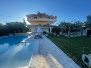 a house with a swimming pool in front of a house at A casa di Ale in Lanciano