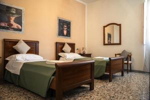 a hotel room with two beds and a mirror at ISLAND VIBES ROOMS, Su Salighe in Torralba
