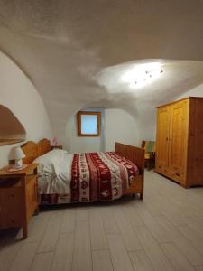 une chambre avec un lit dans une pièce dans l'établissement Alloggio Turistico LA VECIA DEL BORGO, à Dorsino