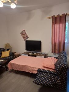 TV in/ali zabaviščno središče v nastanitvi Nio Planet Villa Golem, Durrës