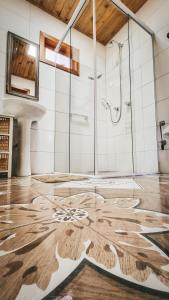 a bathroom with a shower and a sink at Chalés Sol da Serra in Rio Rufino +62 photos