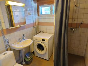 Koupelna v ubytování MajoitusYkkönen + 80 fotografií